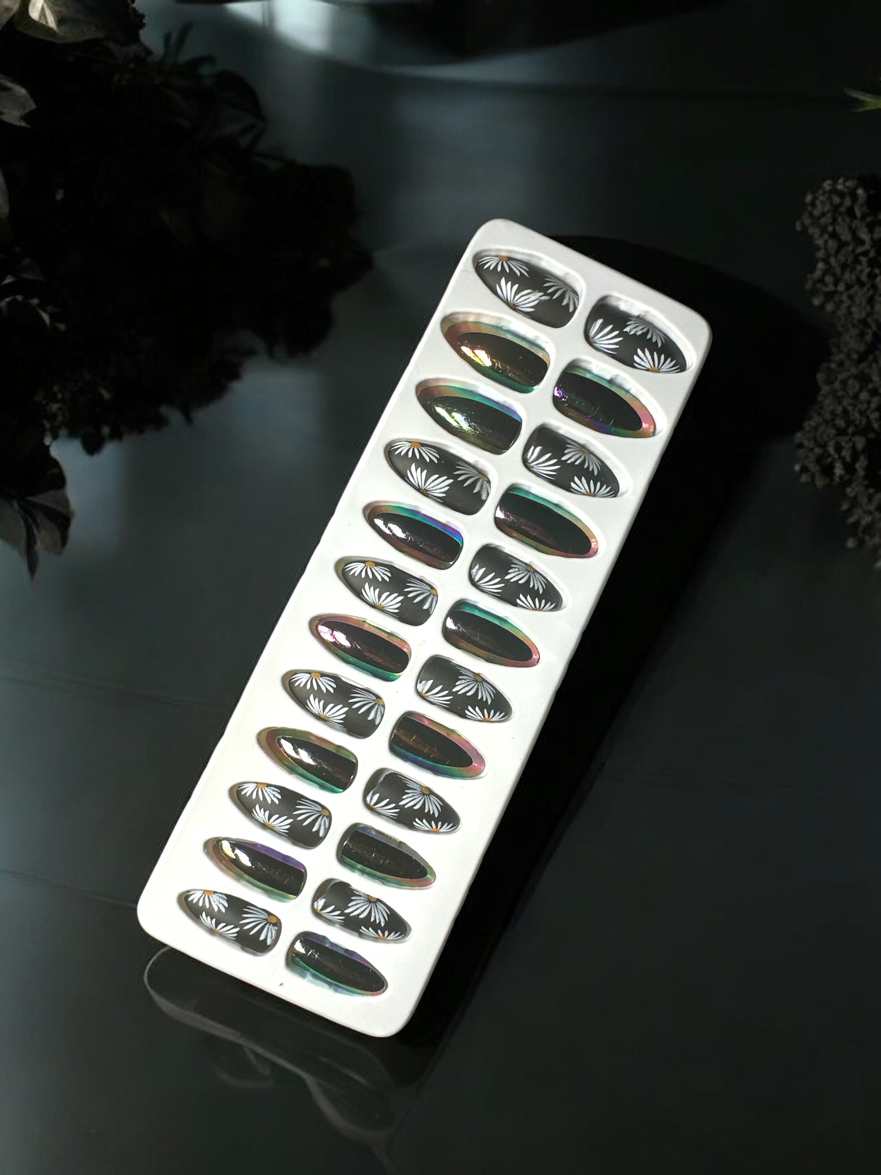 Black Daffodil Nails Set-Emberil